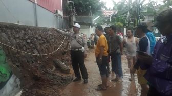 Tertimpa Tembok Setinggi 3 Meter, Tatang Tewas