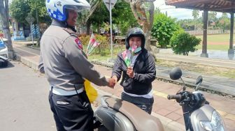 Bangun  Tertib Berlalulintas, Polres Bangli Bagikan Bunga dan Coklat