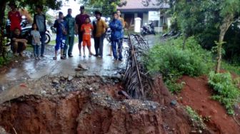 Longsor Terjang Depok, Akses Jalan Perumahan Putus, 25 Keluarga Dievakuasi