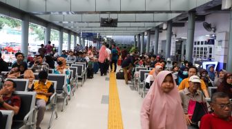 Suasana di Stasiun Pasar Senen, Jakarta Pusat, Minggu (16/02). [Suara.com/Alfian Winanto]
