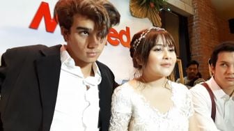 Prilly Latuconsina dan Jeff Smith saat konferensi pers di CGV Grand Indonesia, Jakarta Pusat, Minggu (16/2/2020). [Suara.com/Evi Ariska]