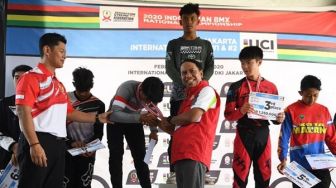 Menpora Kalungkan Medali pada Pemenang Jakarta International BMX Seri