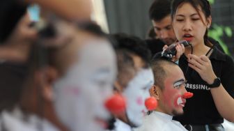 Anggota komunitas Aku Badut Indonesia menggunduli rambutnya untuk berdonasi bagi anak-anak penderita kanker di Gandaria City Mall, Jakarta, Minggu (16/2).  [ANTARA FOTO/Indrianto Eko Suwarso]