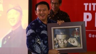 Ahok Lelang 19 Batik yang Dipakai Saat Ikuti Sidang Penistaan Agama