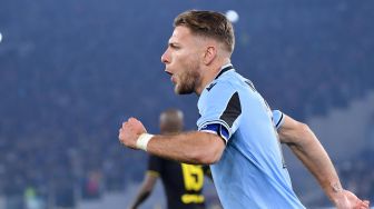 Pemain depan Lazio Ciro Immobile merayakan golnya setelah mencetak penalti selama pertandingan sepak bola Serie A Italia, Lazio melawan Inter Milan di Stadion Olimpiko, Roma, Italia, Senin (17/2) dini hari WIB. [Andreas SOLARO / AFP]
