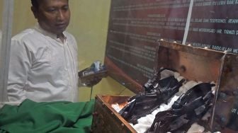 Warga melihat artefak berupa terompah di area Pameran Artefak Rasulullah SAW dan para Sahabat Nabi di Museum Situs Kepurbakalaan Banten, di Serang, Senin (17/2). [ANTARA FOTO/Asep Fathulrahman]