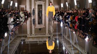 Intip Rancangan Victoria Beckham di London Fashion Week