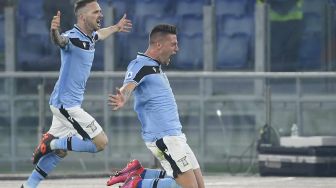 Diwarnai Banjir Kartu dan Keributan, Lazio Benamkan Inter Milan 3-1 di Olimpico