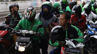 
Pengemudi ojek online menunggu penumpang di kawasan Pasar Minggu, Jakarta Selatan, Senin (17/2). [Suara.com/Angga Budhiyanto]
