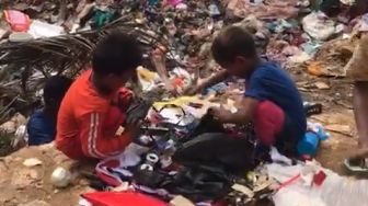 Video Viral Bikin Sedih, Tiga Anak Cari Mainan Bekas di Tumpukan Sampah