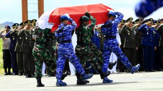 Prajurit TNI membawa peti jenazah korban kecelakaan Heli MI-17 saat upacara pelepasan di Hanggar Base Ops Lanud Silas Papare Sentani, Jayapura, Papua, Senin (17/2).  [ANTARA FOTO/Gusti Tanati]