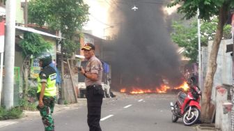 Laga Persebaya Vs Arema FC Diwarnai Bentrok, Enam Sepeda Motor Dibakar