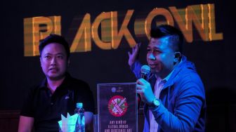 Efrat Tio Komisaris Utama Balck Owl (Kanan) dan Agung  Wahyu General Manager (Kiri), memberikan keterangan pers terkait penggrebekan Narkoba di Black Owl kawasan Pantai Indah Kapuk, Senin, Jakarta (17/2).   [Suara.com/Oke Atmaja]