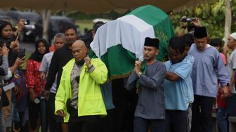 Jenazah  Ashraf  Sinclair tiba di kompleks pemakaman San Diego Hills, Karawang, Jawa Barat, Selasa (18/2).. [Suara.com/Angga Budhiyanto]