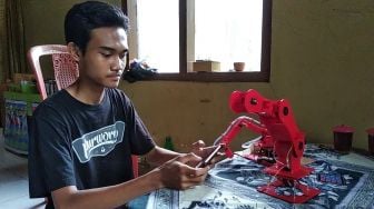 Tak Cuma Egg Filling Robot untuk Ibunya, Agung Juga Ciptakan "Smart Garden"