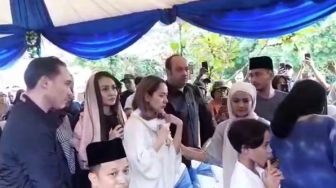 BCL Tahan Tangis, Ayah Ashraf: Terima Kasih Sudah Mencintai Anak Kami