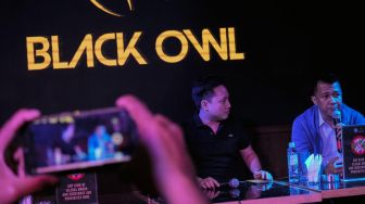 Efrat Tio Komisaris Utama Balck Owl (Kanan) dan Agung  Wahyu General Manager (Kiri), memberikan keterangan pers terkait penggrebekan Narkoba di Black Owl kawasan Pantai Indah Kapuk, Senin, Jakarta (17/2).   [Suara.com/Oke Atmaja]