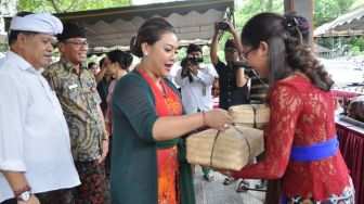 Bupati Tabanan Bagi Daging Babi untuk Belasan Ribu ASN dan Tenaga Kontrak