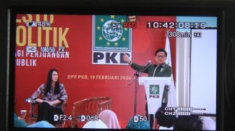 Anggota Partai Conservative Inggris, Marta Conti memperhatikan sambutan Ketua Umum Partai Kebangkitan Bangsa (PKB), Abdul Muhaimin Iskandar alias Cak Imin di kantor DPP PKB, Rabu (19/2).  [Suara.com/Oke Atmaja]
