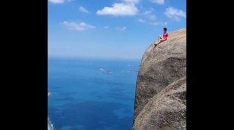 Pose di Pinggir Tebing Tinggi Demi Konten, Aksi Turis Ini Bikin Jantungan