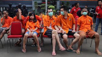 Sejumlah tersangka pengedar narkotika yang ditahan di Polda Metro Jaya, Jakarta Selatan, Rabu (19/02).[Suara.com/Alfian Winanto]
