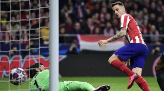 Gelandang Atletico Madrid Saul Niguez mencetak gol pembuka selama selama pertandingan sepakbola leg pertama babak 16 besar Liga Champions antara Atletico Madrid melawan Liverpool di stadion Wanda Metropolitano, Madrid, Rabu (19/2) dini hari WIB. [JAVIER SORIANO / AFP]
