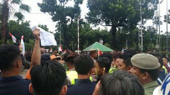 Rusuh, Massa Demo Jebol Pagar Balai Kota Minta Ketemu Anies