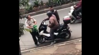 Viral Driver Ojol Berubah Jadi Polisi, Pengendara Motor Arogan Auto Ciut