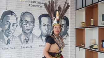 Kenalkan Seni dan Budaya Dayak, Guru SMP Terbang Keliling Indonesia