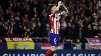 Gelandang Atletico Madrid Saul Niguez merayakan golnya setelah mencetak gol pembuka ke gawang Liverpool  selama pertandingan sepakbola leg pertama babak 16 besar Liga Champions antara Atletico Madrid melawan Liverpool di stadion Wanda Metropolitano, Madrid, Rabu (19/2) dini hari WIB.   [JAVIER SORIANO / AFP]
