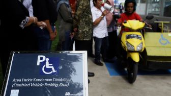 Peresmian area parkir khusus kendaraan penyandang disabilitas di Stasiun MRT Lebak Bulus, Jakarta, Kamis (20/2).  [Suara.com/Angga Budhiyanto]