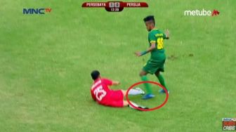 Luput dari Pengamatan Wasit, Alwi Slamat Tendang Kaki Riko Simanjuntak