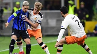 Pemain depan Atalanta Papu Gomez berduel dengan pemain tengah Valencia Daniel Wass selama pertandingan leg pertama babak 16 besar Liga Champions antara Atalanta melawan Valencia di Stadion Giuseppe Meazza, Milan, Kamis (20/2). dini hari WIB.  Miguel MEDINA / AFP