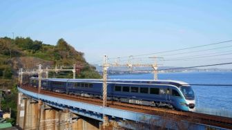 Serunya Bertamasya Naik Kereta Limited Express Saphir Odoriko di Jepang