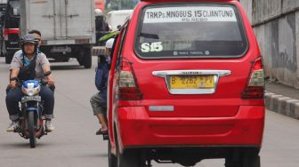 Pemotor lawan arus di Tanjung Barat, Jakarta Selatan, Kamis (20/02). [Suara.com/Alfian Winanto]