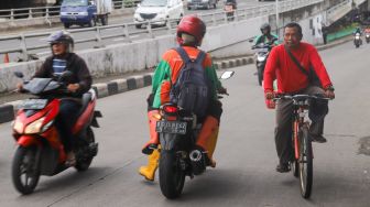 Pengendara motor melawan arus di Tanjung Barat, Jakarta Selatan, Kamis (20/02). [Suara.com/Alfian Winanto]