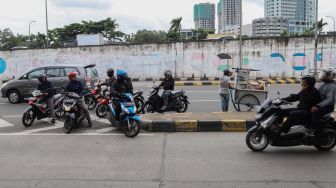 Pengendara motor melawan arus di Tanjung Barat, Jakarta Selatan, Kamis (20/02). [Suara.com/Alfian Winanto]