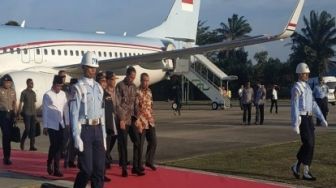 Disambut Gubri Syamsuar, Presiden Jokowi Mendarat di Pekanbaru