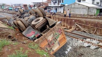 Gagal Evakuasi, Truk Masih Terguling di Jalur Double Track Cicurug Sukabumi
