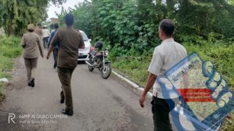 Monyet Seukuran Lutut Berkeliaran ke Pemukiman Warga Panggerman Mojokerto