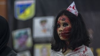 Salah satu tim peserta mempresentasikan hasil make up-nya di depan juri pada lomba make up karakter di Palu, Sulawesi Tengah, Jumat (21/2). [ANTARAFOTO/Basri Marzuki]