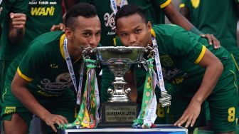 Pesepakbola Persebaya Irfan Jaya (kiri) dan Oktavianus Fernando (kanan) berpose dengan Piala Gubernur Jawa Tiimur 2020 di sela-sela penerimaan medali sebagai juara Piala Gubernur Jawa Timur di Stadion Gelora Delta Sidoarjo, Jawa TImur, Kamis (20/2). [ANTARA FOTO/Zabur Karuru]