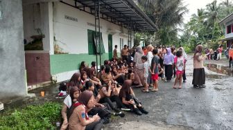 Relawan Laka Sungai Sempor SMP 1 Turi Layani Logistik hingga Healing