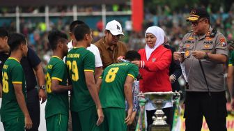 Gubernur Jawa Timur Khofifah Indar Parawansa (kedua kanan) didampingi Kapolda Jawa Timur Irjen Pol Luki Hermawan (kanan) menyerahkan medali penghargaan sebagai juara Piala Gubernur Jawa Tiimur 2020 kepada pesepakbola Persebaya di Stadion Gelora Delta Sidoarjo, Jawa TImur, Kamis (20/2). [ANTARA FOTO/Zabur Karuru]