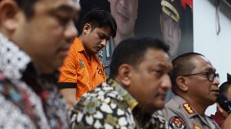 Pesinetron Aulia Farhan (kedua kiri) dihadirkan sebagai tersangka saat rilis kasus narkoba di Gedung Direktorat Reserse Narkoba Polda Metro Jaya, Jakarta, Jumat (21/2). [Suara.com/Angga Budhiyanto]