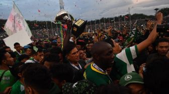 Sejumlah suporter Persebaya berusaha berswafoto dengan pesepakbola Persebaya usai menerima Piala Gubernur Jawa Timur 2020 di Stadion Gelora Delta Sidoarjo, Jawa TImur, Kamis (20/2/). [ANTARA FOTO/Zabur Karuru]