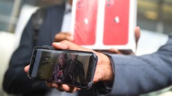 Koordinator Masyarakat Anti Korupsi Indonesia (MAKI) Boyamin Saiman menunjukkan dua buah Iphone 11 untuk pemberi informasi keberadaan DPO KPK Harun Masiku dan Nurhadi di Gedung KPK, Jumat (21/2). [ANTARA FOTO/Akbar Nugroho Gumay]