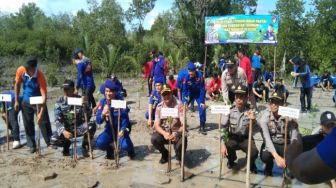 Guna Tahan Abrasi, Polres Pangkalpinang Tanam Ribuan Pohon