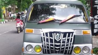 Modal Stiker Doang, Mobil Butut Ini Ngaku-ngaku Jadi Alphard, Endingnya Panen Cibiran