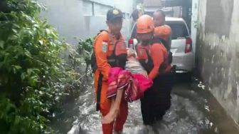 Banjir Jakarta Hari Ini: 31 Korban Dievakuasi, 1 Warga Kena Stroke